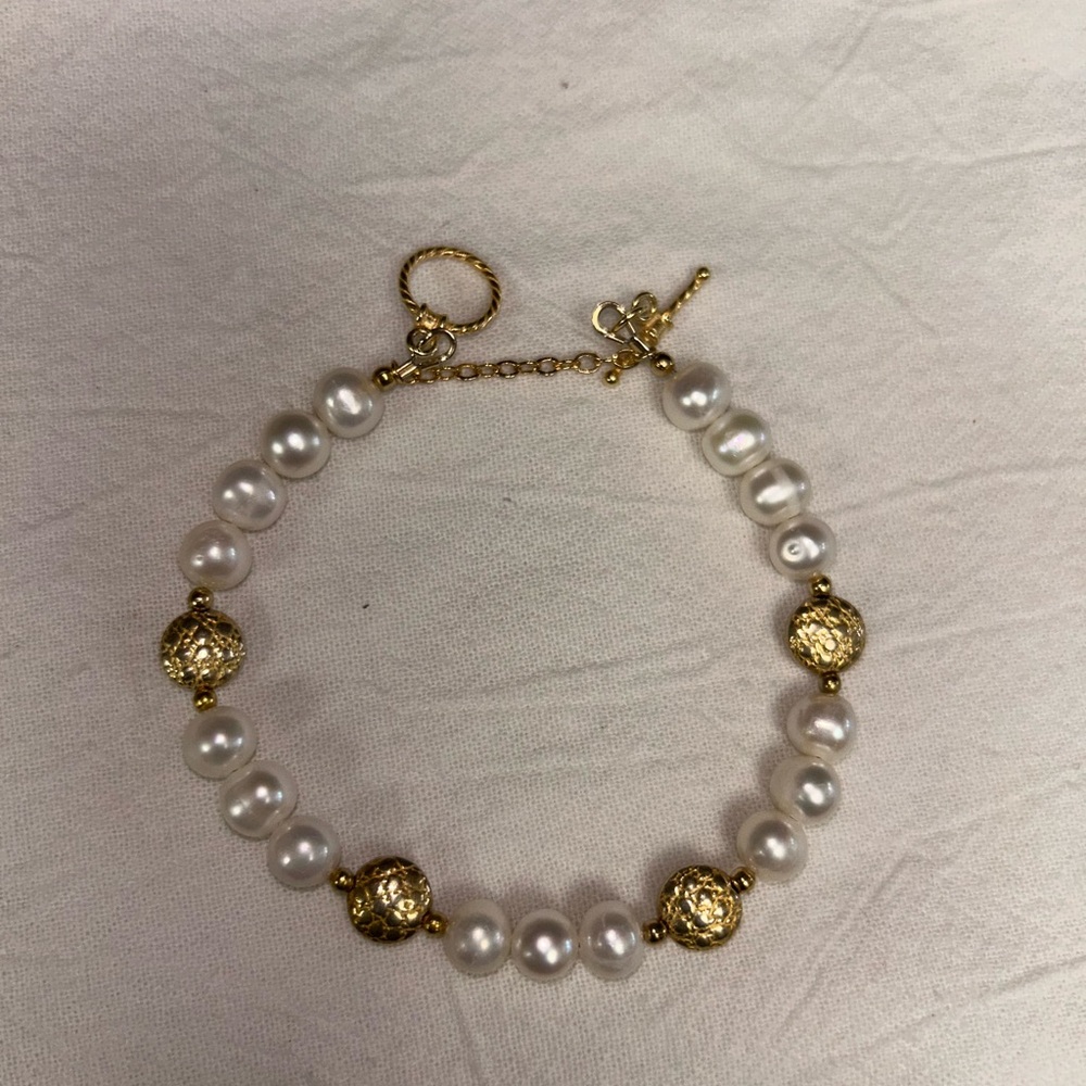 Elegant Gold and White Pearl Bracelet